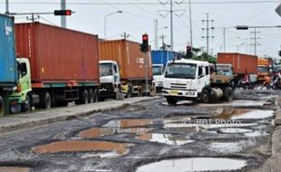 FOTO JALAN RUSAK JATENG : Begini Lubang di Jalan Kota Semarang…