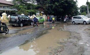 INFRASTRUKTUR SOLO : Jalan Depan Pasar Klithikan Semanggi Rusak Bikin Pengendara Terperosok