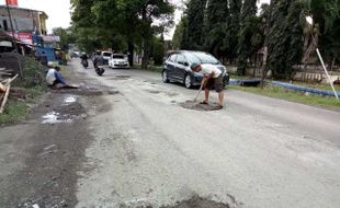 JALAN RUSAK KARANGANYAR: Musrenbangcam Colomadu Karanganyar Usulkan Pelebaran Jalan Adi Soemarmo