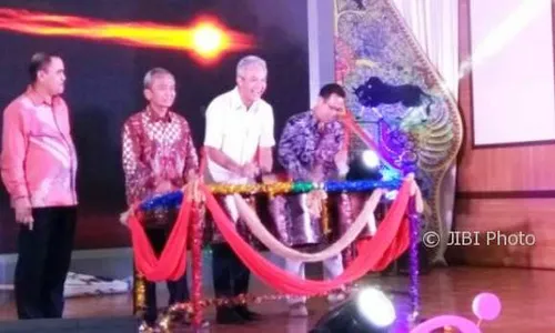 WISATA JATENG : Di Depan Pegiat Wisata Jateng, Ganjar Pranowo Luncurkan Jateng Wow