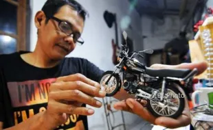 FOTO KERAJINAN SALATIGA : Miniatur Motor Dibikin di Pancuran