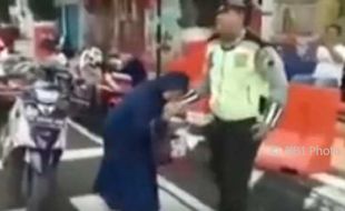 VIDEO UNIK : Tak Mau Ditilang, Perempuan di Kudus Ini Gigit Tangan Polisi