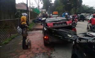 KECELAKAAN SALATIGA : 8 Kendaraan Roda 4 Tabrakan di Isep-Isep