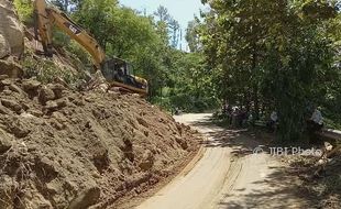 LONGSOR PONOROGO : Mesin Pemecah Batu Ngadat, Pembersihan Jalan Ponorogo-Pacitan Mandek