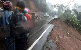 Puncak Diguyur Hujan, Pencarian 2 Pengendara Motor Tertimbun Longsor Dihentikan