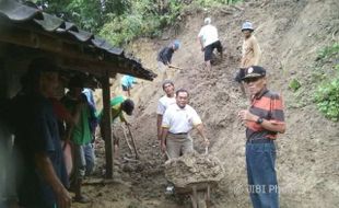 BENCANA SRAGEN : Rumah Janda di Kalijambe Dihantam Tanah Longsor