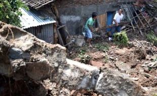 FOTO BENCANA JATENG : Longsor Dera Ungaran, Kabupaten Semarang