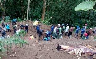 BENCANA JATENG : Longsor Landa Kudus, Jalan Desa Putus