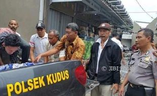 PENEMUAN MAYAT KUDUS : Warga Serengan Solo Ditemukan Tanpa Nyawa di Kios Dekat Masjid Menara