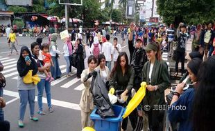 FOTO KEBERSIHAN SEMARANG : Punguti Sampah, Nadine Tetap Cantik...