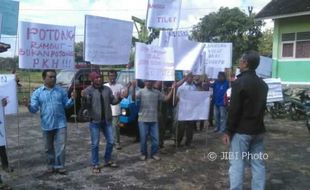 Warga Ngimbang Tuntut Kadus Mundur karena Tuduhan Pungli dan Penyalahgunaan Dana