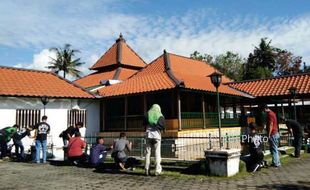 Ratusan Mitra Gojek Reresik Masjid Pathok Negoro