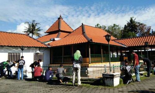 Ratusan Mitra Gojek Reresik Masjid Pathok Negoro