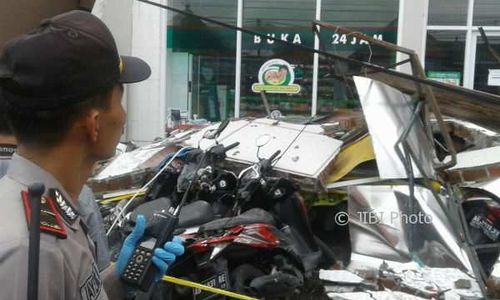 21 Sepeda Motor Rusak Tertimpa Bangunan Apotek K24 Wirobrajan