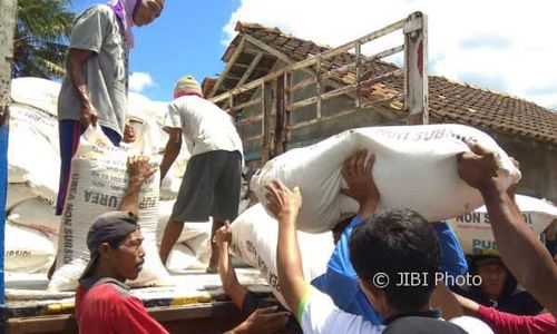 Petani Korban Badai Cempaka Dibantu 71,5 Ton Pupuk Murah