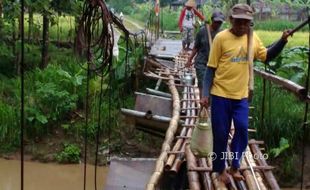 Jembatan Kali Oya di Gunungkidul Rusak, Warga Diminta Bersabar