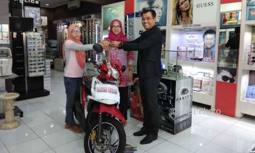 Beli Kacamata di Optik Modern Bisa Dapat Rumah dan Umroh Gratis