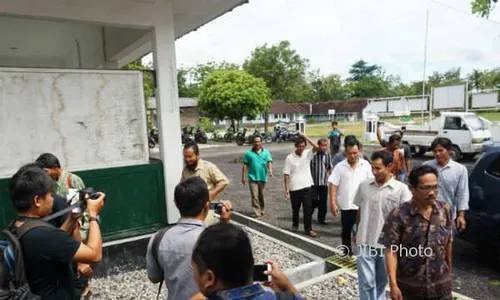 Ternyata Ini Alasan Pasar Darurat Playen Gunakan Lapangan Desa