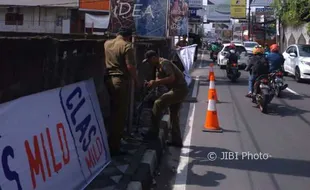 Reklame di Trotoar Jalan Seturan Ditertibkan Satpol PP