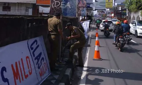 Reklame di Trotoar Jalan Seturan Ditertibkan Satpol PP