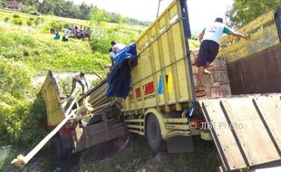 KECELAKAAN KULONPROGO : 2 Truk Nyemplung ke Sungai Usai Tabrakan