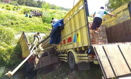 KECELAKAAN KULONPROGO : Truk Tabrakan dan Masuk Sungai, Polisi Menduga Ini Penyebabnya