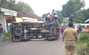 KECELAKAAN GUNUNGKIDUL : Pecah Ban, Truk Pengangkut Kayu Terguling di Jalan Baron