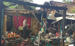 KEBAKARAN KULONPROGO : Sebuah Warung Bakso Ludes Terbakar