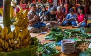 FOTO IMLEK 2018 : Pemuka Islam Pun Berdoa di Kelenteng