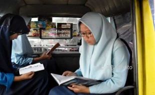 FOTO TRANSPORTASI SEMARANG : Ada Perpustakaan dalam Angkot Ungaran