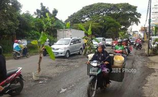 JALAN RUSAK KARANGANYAR : Jl Adi Soemarmo Colomadu Bisa Tumbuh Pohon Pisang