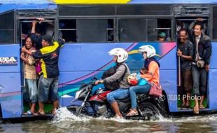 FOTO BANJIR SEMARANG : Berani Tembus Genangan di Kaligawe?