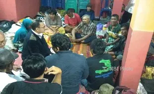 PILKADA 2018 : Sudirman Tinjau Korban Longsor di Brebes, Ganjar Monitor dari Bali