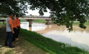 BUNUH DIRI MADIUN : Wanita Terjun ke Sungai Bengawan Madiun Diduga Habis Tenggak Miras