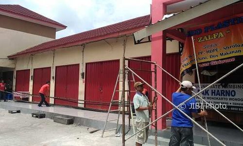 PASAR TRADISIONAL WONOGIRI : Kanopi Kios Pasar Wonokarto Ambrol karena Beban Terlalu Berat