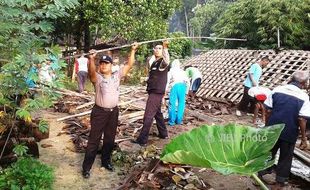 Nenek-Nenek Sukodono Sragen Selamat Setelah Tertimbun Rumahnya yang Ambruk