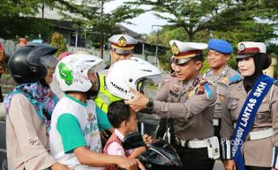 Asyik, Satlantas Polres Sukoharjo Bagi-Bagi Helm untuk Pengendara