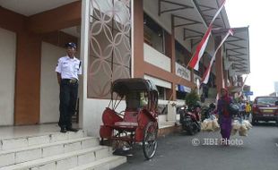 PKL Bergerobak Menjamur di Depan Pasar Klewer Solo Bikin HPPK Khawatir