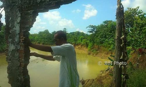 INFRASTRUKTUR SUKOHARJO : Jalan Antarkecamatan di Dalangan Nyaris Putus karena Tergerus Sungai