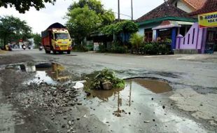 JALAN RUSAK KARANGANYAR: Asyik, Dianggarkan Rp9,1 Miliar Jl Adi Soemarmo Siap Diperbaiki