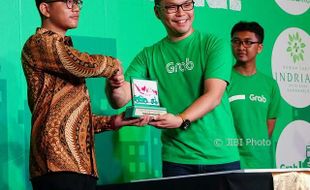 Mitra Grab Seluruh Indonesia Pakai Jas Hujan Buatan Putra Presiden