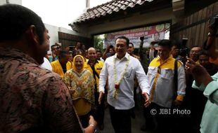 PILGUB JATENG 2018: Dukung Ganjar, Bamsoet Resmikan Posko Beringin di Pasar Kliwon Solo