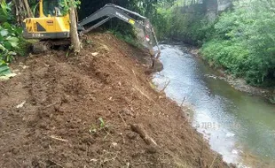 Cegah Banjir, BPBD Wonogiri Keruk Sungai di Selogiri