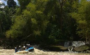 Pegiat Arung Jeram Teliti Sungai Progo