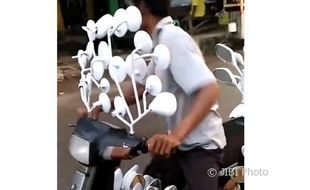 Dipasangi Puluhan Spion, Sepeda Motor Ini Disebut Mirip Burung Merak