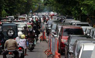 Dampak Proyek Flyover Purwosari: Macet, Becak Mati, Perawatan Jalan Rusak