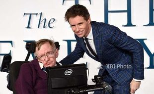 Sedihnya Eddie Redmayne Kehilangan Stephen Hawking