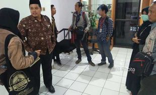 Jenguk Mahasiswa Pendemo PT RUM, UMS Upayakan Penangguhan