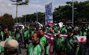 Foto-Foto Aksi Unjuk Rasa Pengemudi Gojek Soloraya