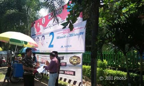 PILKADA 2018 : Panwaslu Copoti APK Resmi KPU Kota Madiun Terpasang Dekat Sekolahan